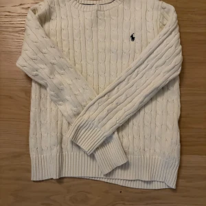 Vit kabelstickad tröja från Polo Ralph Lauren - Säljer en ralph lauren kit för jsg ej gillar typen. den är använd 2 gånger