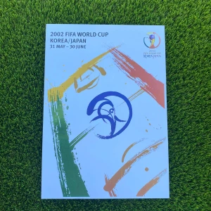 2002 FIFA World Cup Korea/Japan - Upptäck den officiella postern i A3 storlek från VM 2002 i Korea/Japan! Perfekt för dig som älskar fotboll och vill ha coola minnen från ett av världens största sportevenemang. Färgstark design och unikt samlarvärde för unga fans och sportintresserade.