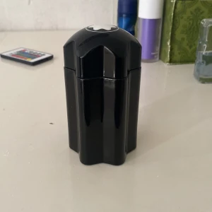  Parfym  tom flaska  - Säljer denna toma flaskan 