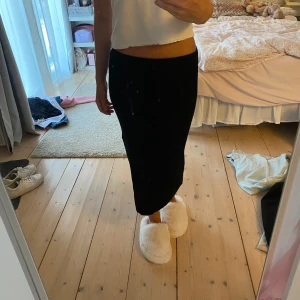 Stickad kjol - Ribbstickad långkjol med slits