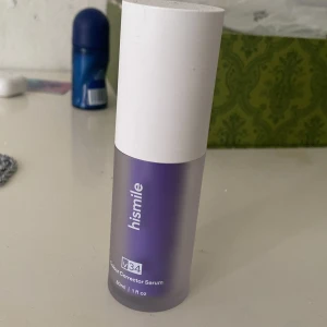 Hismile V34 Colour Corrector Serum - Säljer en Hismile V34 Colour Corrector Serum i en snygg lila flaska med vit pump. Serumet är lila och används för att korrigera färg på tänderna. Flaskan rymmer 30 ml och har en modern, stilren design i plast. Perfekt för dig som vill ha ett fräscht leende med hjälp av kosmetisk färgkorrigering.