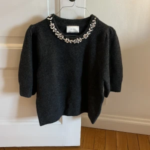 Stickad tröja med diamanter  - Säljer denna såååå fina grå stickade tröjan med diamanter runt halsen!! Har aldrig använts eftersom den inte riktigt är min stil❤️ den är i storlek 40 som är L ungefär men skulle säga att den är i M🥰