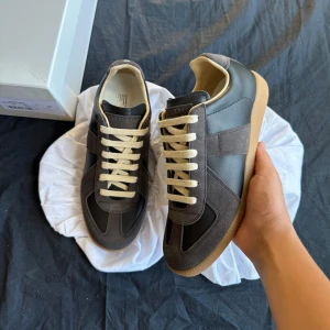 Mason Margiela gats skor - Extremt snygga Mason Margiela German Army Trainers, skorna storlek 41 sitter som 41 och har jätte bra passform. Skorna är nästa helt nya och anväda lite  9/10 skick. Allt og/tillbehör medföljer allt som syns på bilden exakt som nytt.