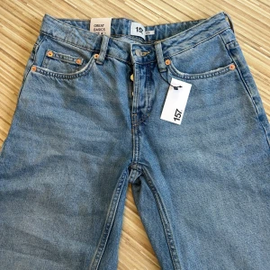 Blå jeans från 157 med rak passform - Snygga blå jeans från Lager 157 i Icon modellen. Låg midjade