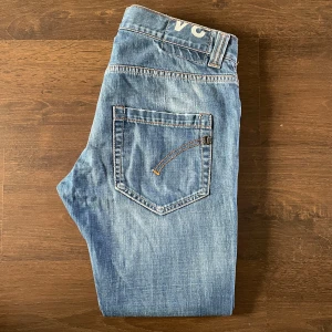 Dondup jeans  - Säljer ett riktigt schyssta Dondup jeans i otroligt fint skick! Inga defekter eller liknande utan som helt nya. Passar dig som är runt 180-185 och runt 75kg, skriv privat vid minsta fundering🦾👍🏻