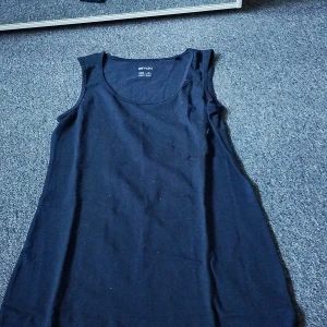 Svart linnetopp från Esmara - En enkel och stilren svart linnetopp från Esmara i storlek S. Toppen har rund halsringning och är ärmlös, perfekt för att matcha med jeans eller shorts. Materialet är mjuk bomull som känns skönt mot huden. Kan tvättas innan jag skickar det om du vill😄