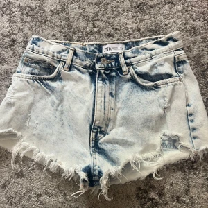 Ljusblåa jeansshorts från Zara - Jätte snygga ljusblåa jeansshorts från Zara i storlek 36.