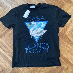 Casablanca t shirt med tryck - Helt ny Casablanca t shirt, helt oanvänd. Pris går att diskuteras till en nivå, frågor kommer med svar i dm📦