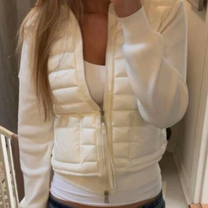 Vit Moncler cardigan  - Hej nu säljer jag min vackra vita cardigan i storlek 1- xs passar även S den är i jätte fint skick köptes på NK i Stockholm kvitto finns och har NFC tag 