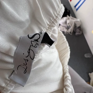 LONA LOW WAIST SATIN PANTS - WHITE - As sköna byxor!!