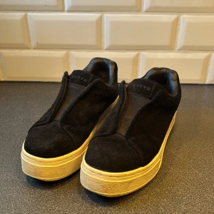 Svarta Eytys sneakers - Säljer ett par svarta Eytys sneakers i mocka. Använda men fortfarande väldigt fina🩷 Nypris: 2200kr😮‍💨