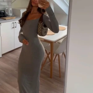 Skims klänning - Grå Skims klänning. Sitter superfint men säljer då jag har flera färger och därav använd endast 3 gånger. Klänningen är i princip som nyskick. Nypris 1230kr köpt på NK. Storlek XS💗