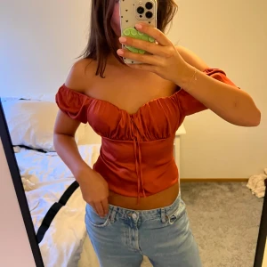 Satin topp - Super söt satin body som jag använder som topp då jag viker in bodyn!🥹🥰🥰