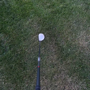 Trä 5 - Bilderna visar en golfklubba, Golf Challenge First Metal Wood, med W60 Low/Mid Flexpoint och 100% grafitskaft. Perfekt för dig som vill ta din golf till nästa nivå och sticka ut på banan med en unik klubba. Passar både nybörjare och erfarna spelare som gillar sport och aktivitet.