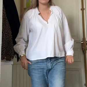 Vit blus  - Super söt blus som passar till det mesta!!