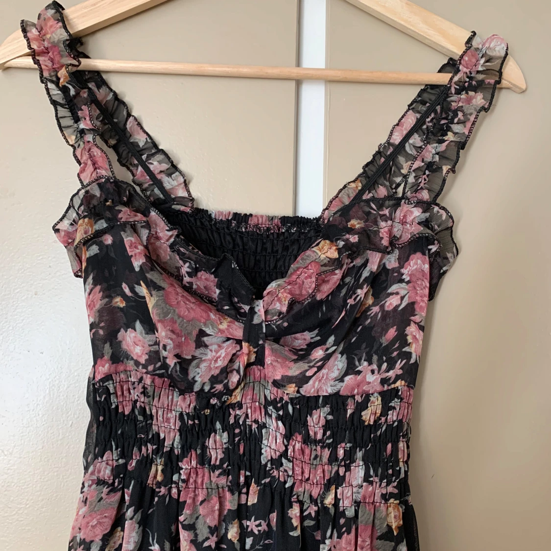 Svart blommig långklänning med volang - 2