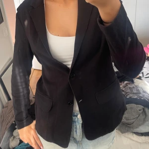 Blazer/kavaj  - Kavaj/blazer storlek L men siter mindre i storlek 