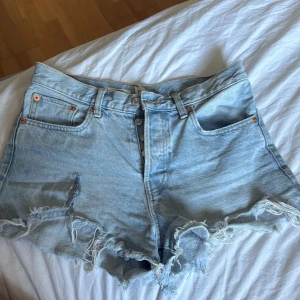 Ljusblå jeansshorts - Snygga ljusblå jeans shorts från mango men jag själv har sytt in dem lite i midjan som syns på tredje bilden, dem har även rivits upp som syns på andra bilden men tycker själv bara det ser ut som en snygg detalj. Vet inte exakt vilken storlek den är men skulle tro 38