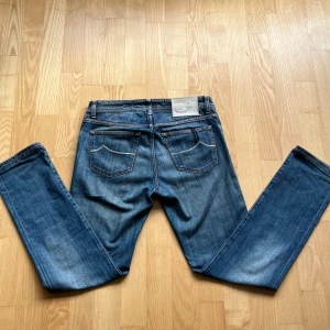 Jacob Cohen jeans - Väldigt snygga jacob cohen jeans med en stilren passform! Fin tvätt och unika deltaljer som gör din outfit perfekt🙌hör av dig om funderingar!