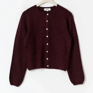 Vinröd kofta från Gina Tricot  - Säljer en vinröd kofta ifrån Gina Tricot. Koftan är stickad i mjukt material och har knappar framtill i silverfärg, den är i storlek L men skulle säga att den är mycket mer som en M/S, skrev om fler frågor eller bilder. Helt ny och aldrig använd, kommer ej till användning då jag har en liknande tröja redan, nypris 399
