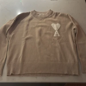 Ami Paris stickad sweatshirt - Säljer min ami Paris sweatshirt, nästan helt oanvänd. Pris är ej hugget i sten.