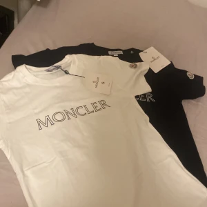 Moncler t-shirt, vit & svart - Säljer moncler T-shirts HELT NYA. kom privat för mera frågor!