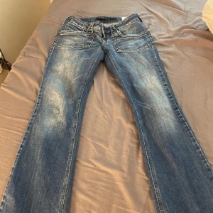 Blå bootcut jeans från Only W27  - Säljer ett par snygga blå bootcut jeans från Only, Jeansen har klassisk femficksdesign, Passformen är normal storlek W27 L32🩷