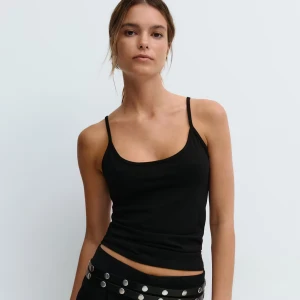 Svart linne - Superskönt och enkelt svart linne som passar till allt! Oanvänd, säljer då den är för stor för mig, storlek S 🩷