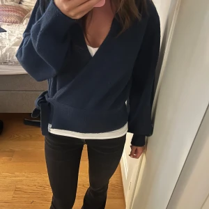 Mörkblå omlottkofta från & Other Stories - Jättesnygg mörkblå omlottkofta från & Other Stories med knyt i sidan. Bra kvalitet och bara använd några få gånger.