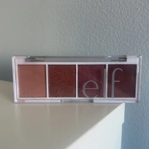 e.l.f. Berry Bad ögonskuggspalett - Snygg ögonskuggspalett från e.l.f. i färgen Berry Bad med fyra nyanser: matt beige, skimrande koppar, glittrig bärig lila och matt mörkröd. Perfekt för att skapa både mjuka och intensiva looks. Har testats 1 gång.