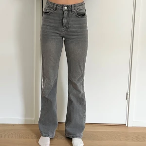 Grå bootcut jeans från Gina - Snygga grå jeans från Perfect Jeans i bootcut-modell med hög midja. Inga defekter🩷