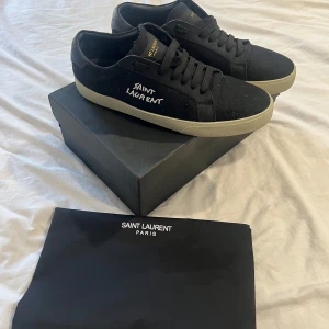 Saint Laurent skor - Svarta saint Laurent skor. Storlek 43. Använda 2 gånger så i väldigt bra skick.  Dustbag, låda, äkthetscert ingår. AA kopior därav bra pris 