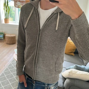 Stickad Zip Hoodie  - Utmärkt för en stilren look, perfekt till kylliga sommarkvällar. Inga defekter skriv vid fundering 🙌