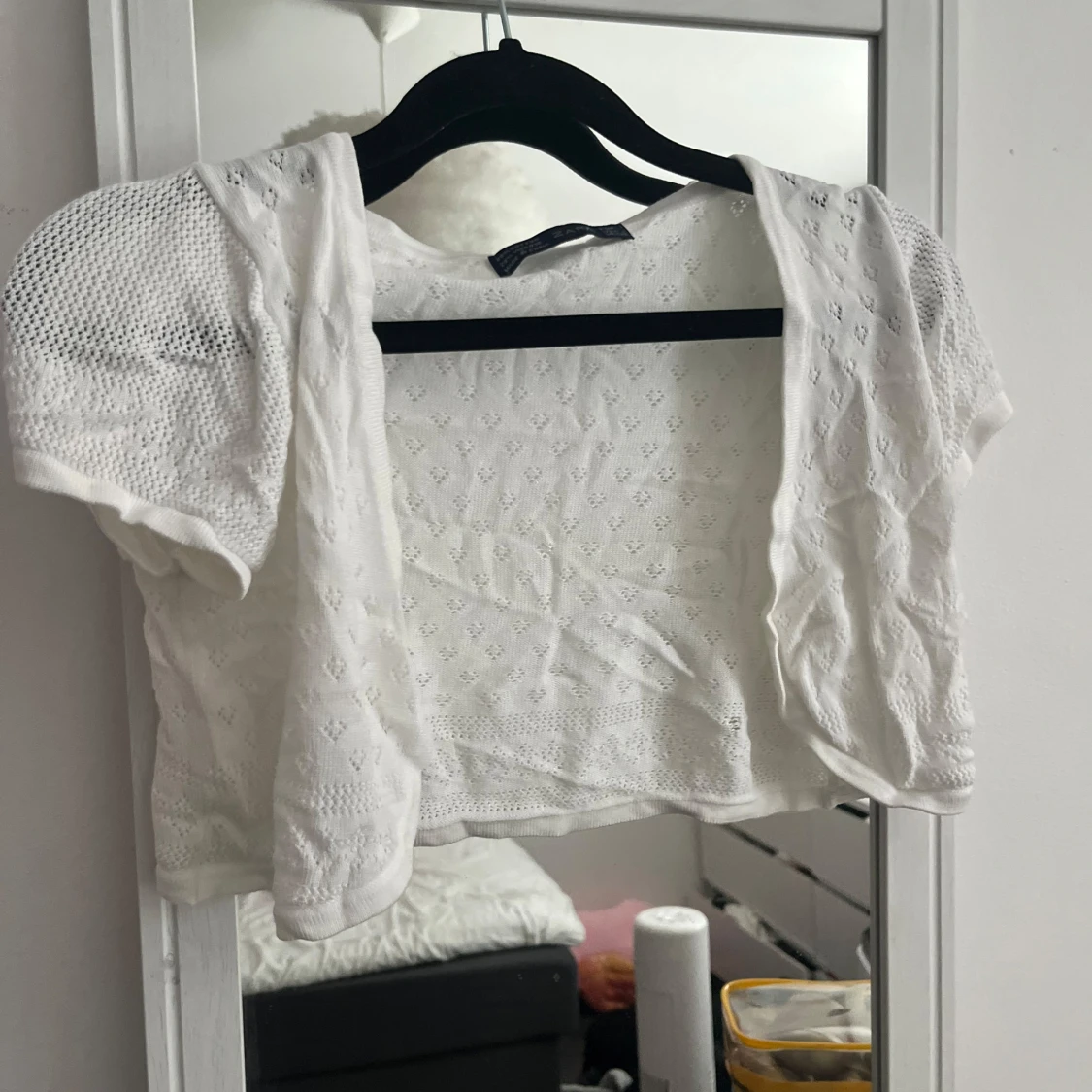 Vit bolerokofta med spetsdetaljer