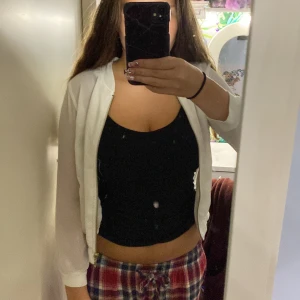 Vit omlottväst med dragkedja - Säljer en vit kofta från Cubus i storlek 140. Koftan har lång ärm, dragkedja framtill och två fickor. Materialet är tunt och lätt, perfekt för lager-på-lager. Enkel och stilren design med rundad hals och ribbad nederkant. Perfekt för lite mindre personer❤️