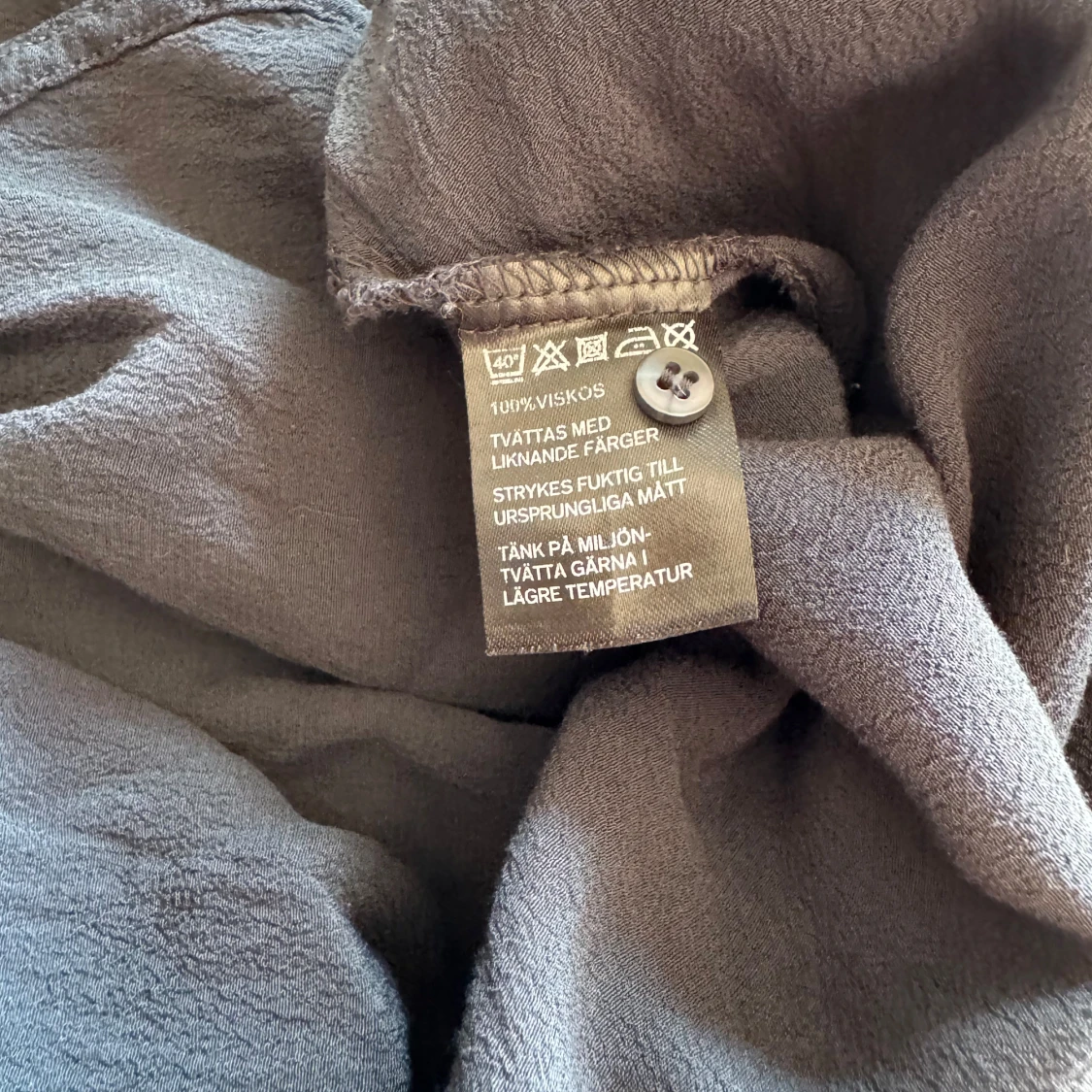 Svart v-ringad skjorta från Å - 3