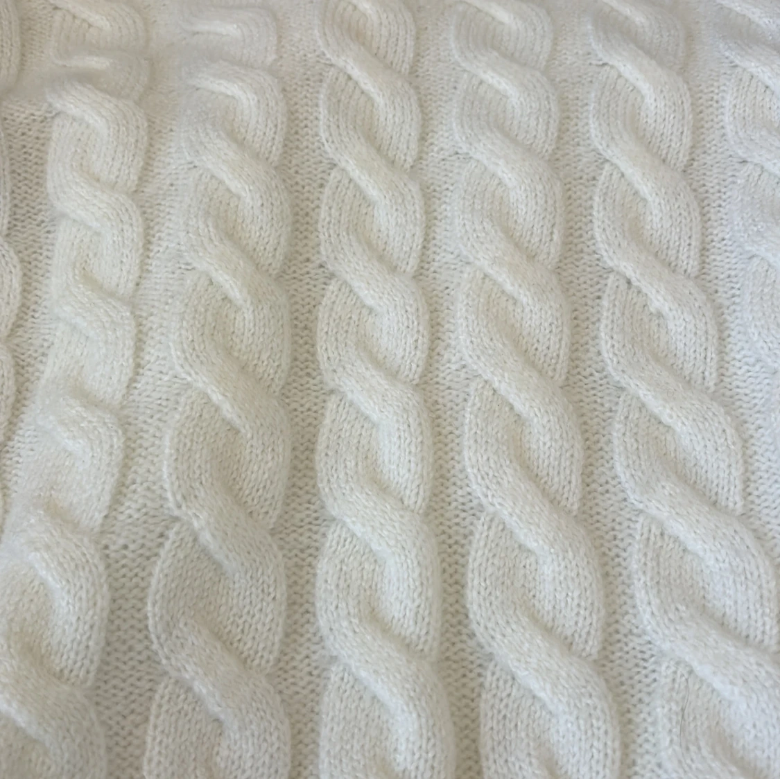 Vit stickad tröja med flätmönster - 1