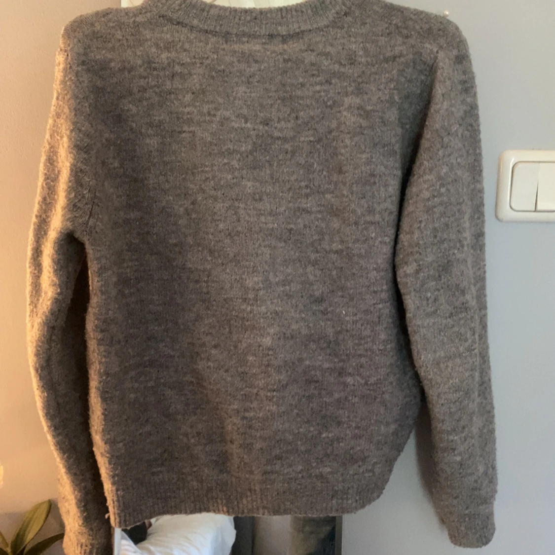 Grå stickad tröja med pärlor  - 1