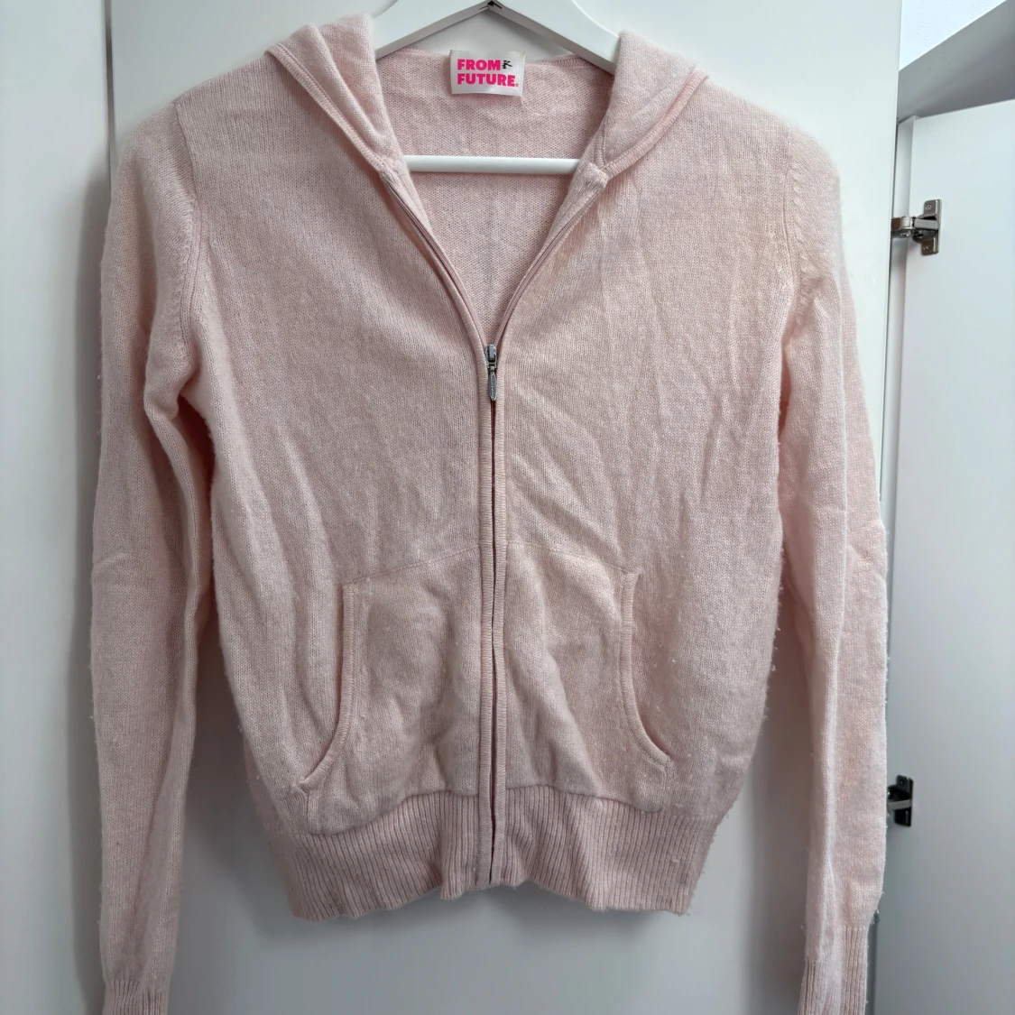 Ljusrosa hoodie från FROM FUTURE