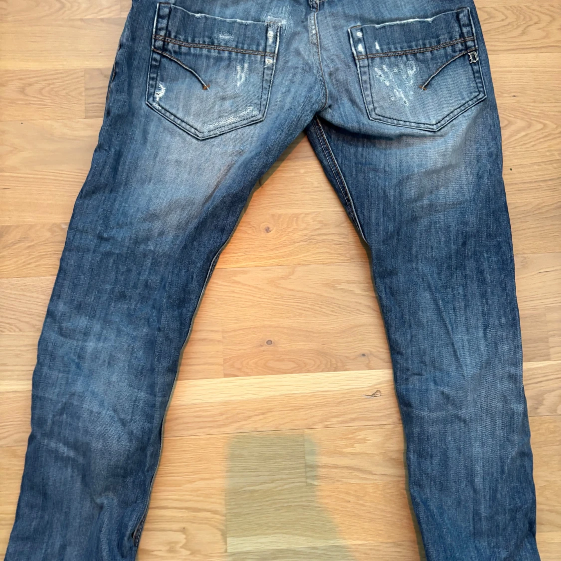 Blå jeans från Dondup med slitningar - 1