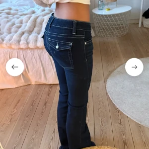 Lågmidjade bootcut jeans - Skit snygga låga bootcut jeans i världens finaste färg nu till hösten! Köpta på Din vintage shop men tyvärr förstora så bilderna är lånade! Xxs men skulle säga att dom är stora i storleken så passar en xs bättre🌸lapparna är kvar på så dom är oanvända!🥰