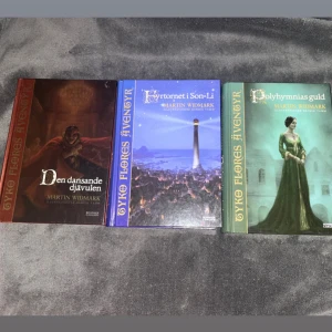 Trilogin Tyko Flores äventyr  - Trilogin Tyko Flores äventyr av Martin Widmark. Perfekt för dig som gillar äventyr, fantasy. Endast lästa en gång, alla tre böckerna är i toppenskick! Alla tre ingår i priset ☺️