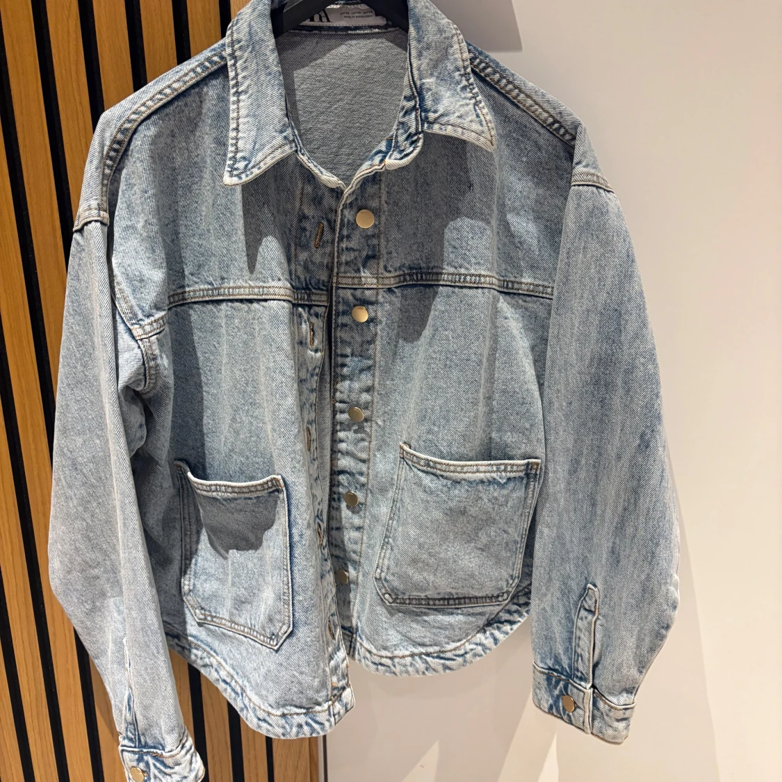 Ljusblå jeansjacka med knappar - 1