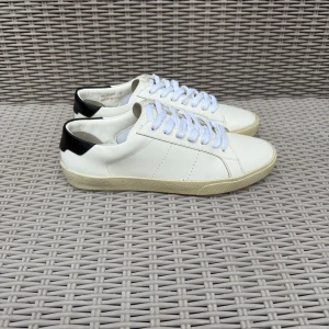 Vita Saint Laurent SL06 - Vita Saint Laurent skor || Storlek 43 || Skorna är i bra skick (se bilder) || Mitt pris 2999kr || Tveka inte på att höra av dig vid frågor eller funderingar 