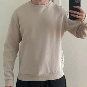 Sweatshirt  - Jack & Jones beige sweatshirt. Storlek S.