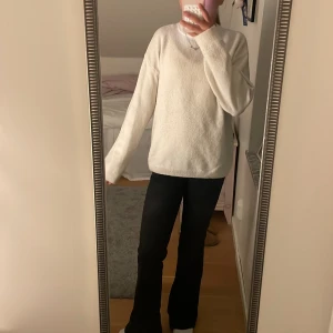 Vit stickad tröja med loose fit - Mysig vit stickad tröja med långärmad och loose passform. Tröjan har enkel design utan mönster och är perfekt för dig som gillar en clean och chill stil. Materialet är mjukt och känns skönt mot huden, perfekt för kyliga dagar. (Glömde ta bild på etiketten men den är från hm i 158/164)
