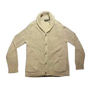 Ralph Lauren Cardigan - Säljer denna otroligt feta koftan då den inte passade. Den är i 80% bomull och 20% linne vilket gör den perfekt till vår och sommar. Gott skick utan större defekter! Längd från axeln och nedåt, 62cm, armlängd från armhålan 44cm och bröstvidd 49cm. Tveka inte att höra av dig ifall du undrar något🙌