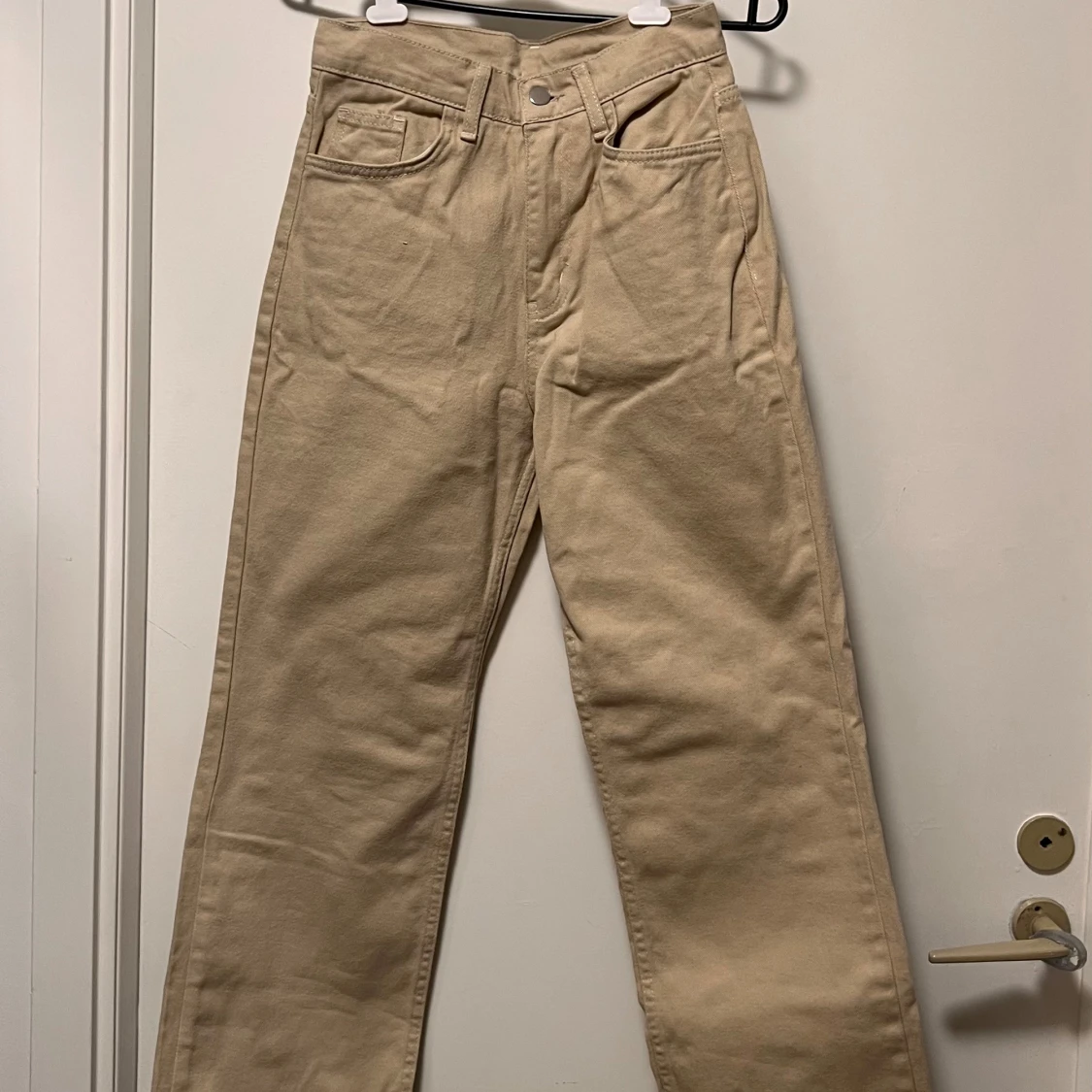 Beige raka jeans med hög midja
