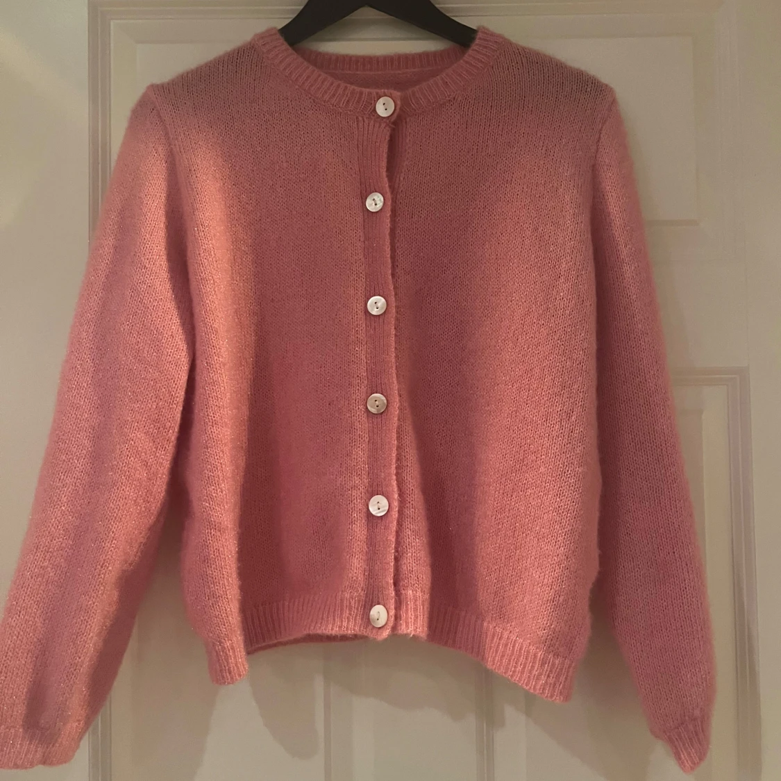 Rosa stickad kofta med knappar - 1