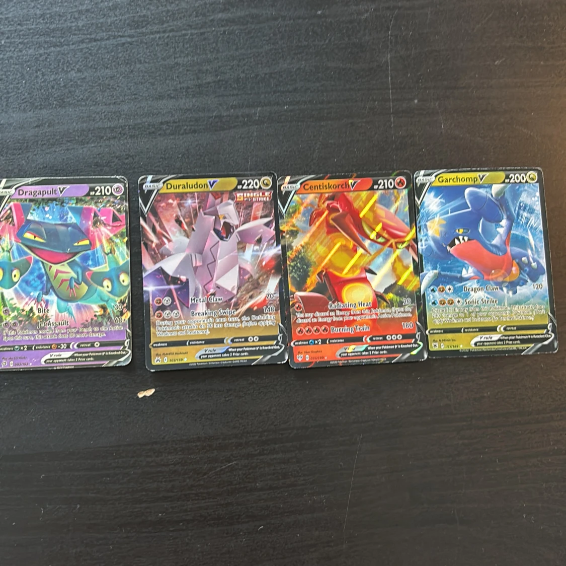 Pokémon V och VMAX samlarkort - Dragapult, Duraludon, Centiskorch, Garchomp, Orbeetle, Raichu, Falinks - 1